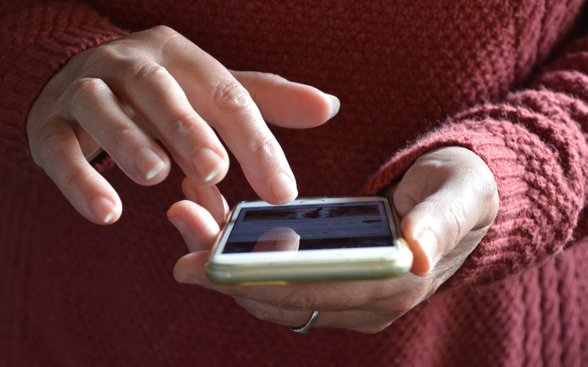 woman-using-mobile-phone-wireless-technology-2026-01-08-22-57-24-utc